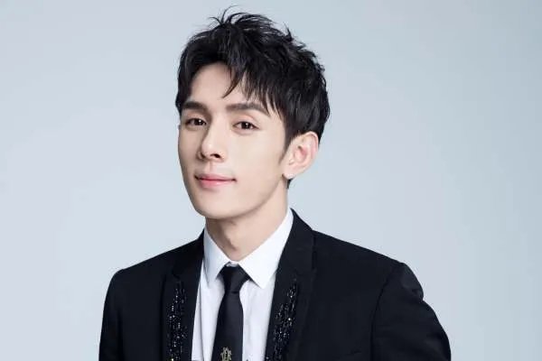 李佳琦为线下活动保安推人道歉，对此网友是如何评价的？