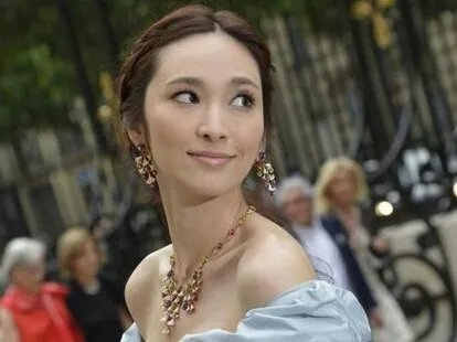 如今40岁的吴佩慈已经怀上第4胎,她以后有可能嫁入豪门吗?