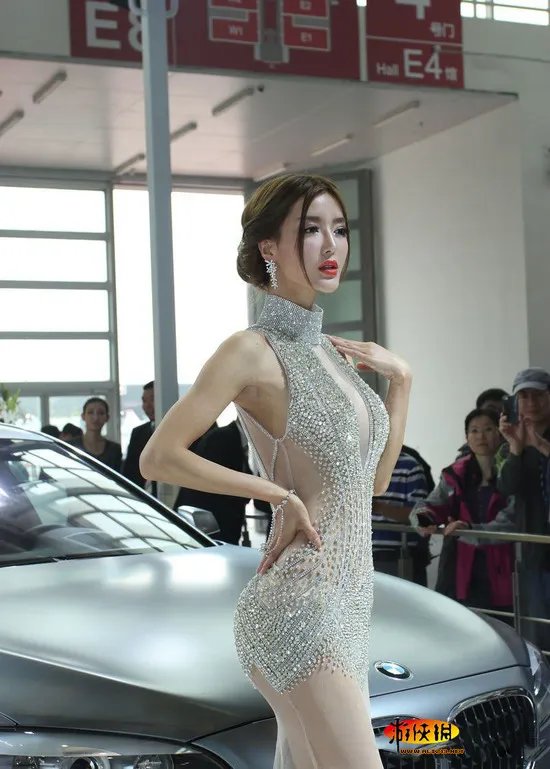 2012北京车展一大亮点 李颖芝的透视齐X小钻裙