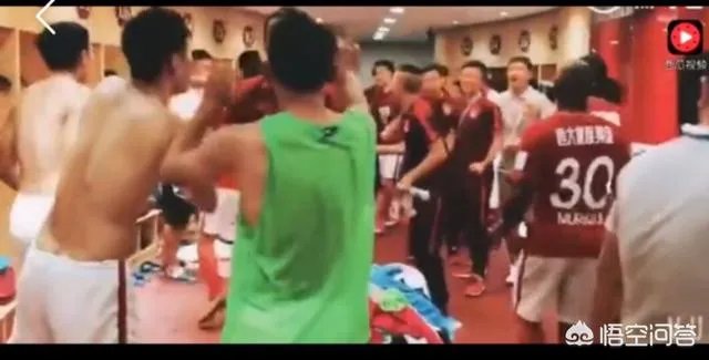 富力球迷赛后被恒大多人围殴，有人用旗杆打恒大球迷，你怎么看？