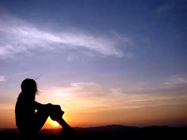 狗绳绊倒老人已出殡,顺德牵狗女孩称不在乎别人评价,是否让人感觉愤怒?