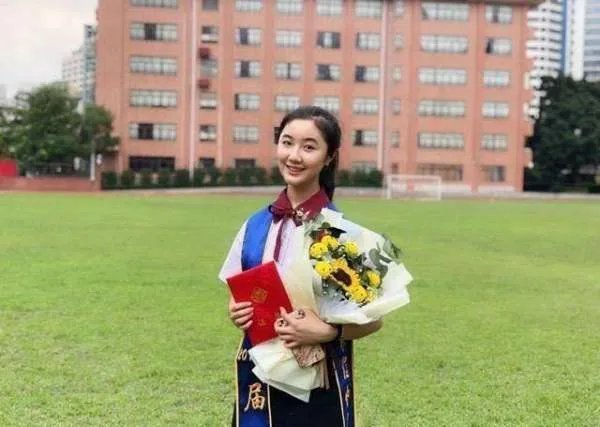 “点读机女孩”高考成绩曝光，网友为何说你敢再说So easy不？