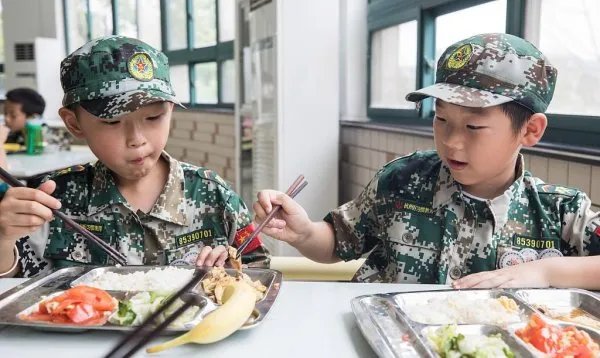 幼儿多大的时候能吃肉，最晚不能晚于什么时候？