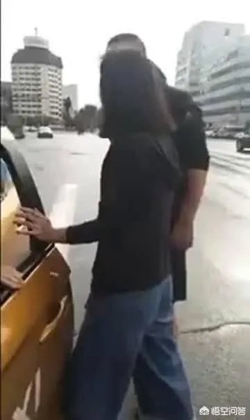 滨市的摩托男与的哥发生争执后心脏病发倒地死亡的视频在网上传开