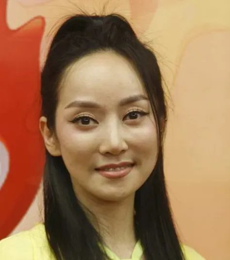 萨顶顶假唱话筒拿反唱的什么歌？ 当歌手有时候也考验演技