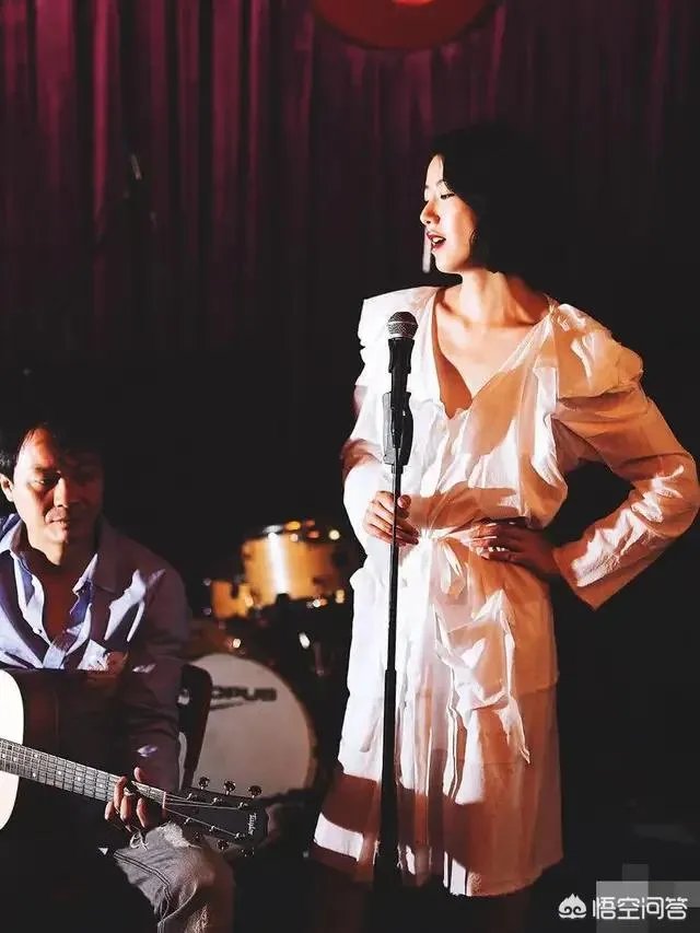 李亚鹏的新女友长得很像香港街头唱歌的小龙女，但是看介绍觉得应该不是，有知情的吗？