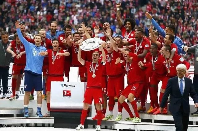 拜仁又一次拿下德甲冠军，豪取八连冠，是什么原因让拜仁在科瓦奇走后迅速复苏？