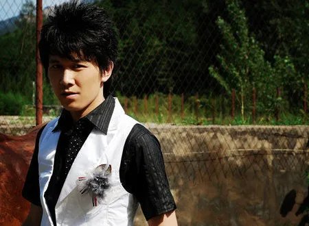 歌词：兄弟情义比天还高比地还辽阔。这是什么歌