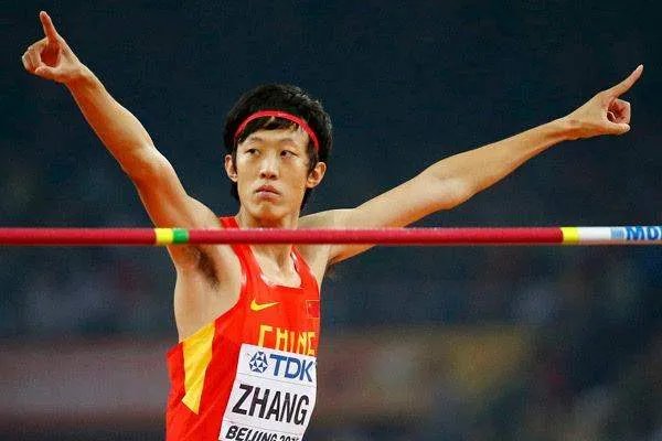 为什么体操运动员在比赛前要在掌心上抹上白粉？