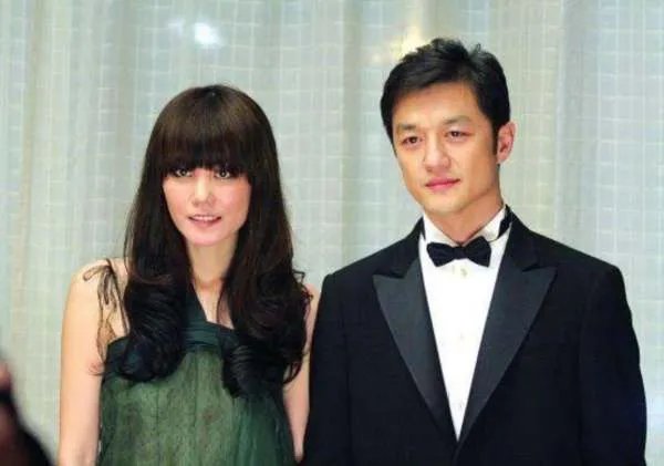 王菲和李亚鹏离婚的原因是什么？为什么王菲更愿意和谢霆锋在一起？