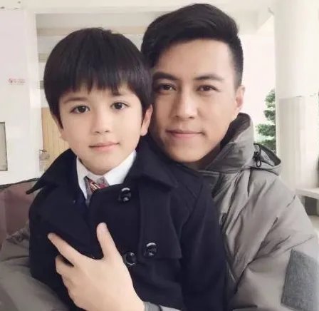 她因拍吻戏与老公离婚，二婚嫁靳东被宠成公主，儿子帅出天际，你怎么看？