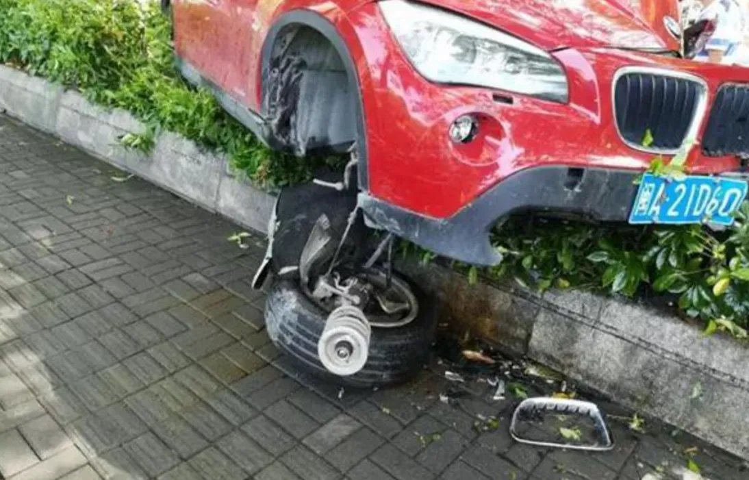 女子骑共享单车被宝马撞飞抢救过来了吗?