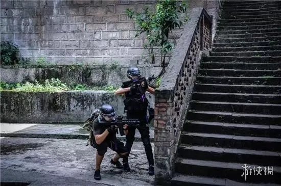 全国首家真人版《绝地求生》来了 赢了真的有鸡吃！