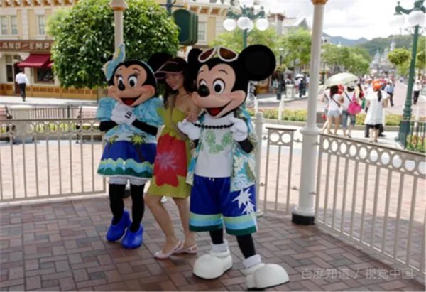 上海迪士尼坚持翻包检查这是对游客的不尊重吗？