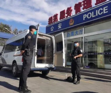 两个蟊贼骑着偷来的摩托去偷摩托,如何看待他们的行为呢?