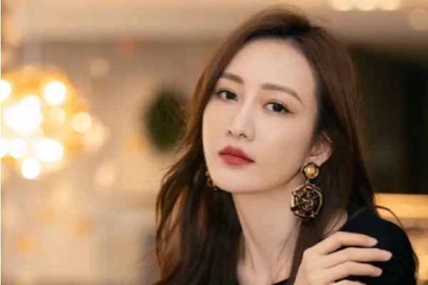 王鸥何九华恋情疑坐实！手机壳上刻对方名字，还一起参加婚礼，算实锤了吗？