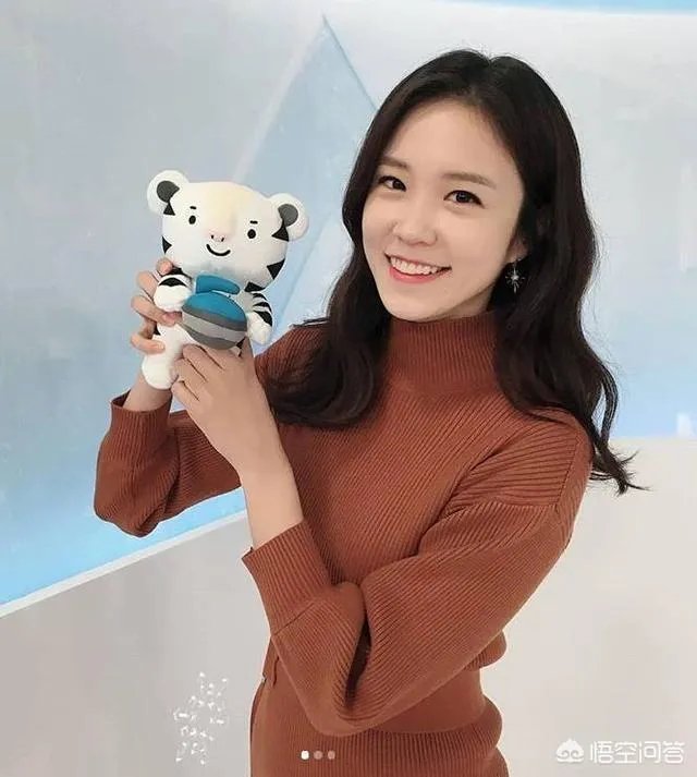 韩国女神主播张艺媛再次报道世界杯，中国球迷说不如刘语熙，你怎么看？