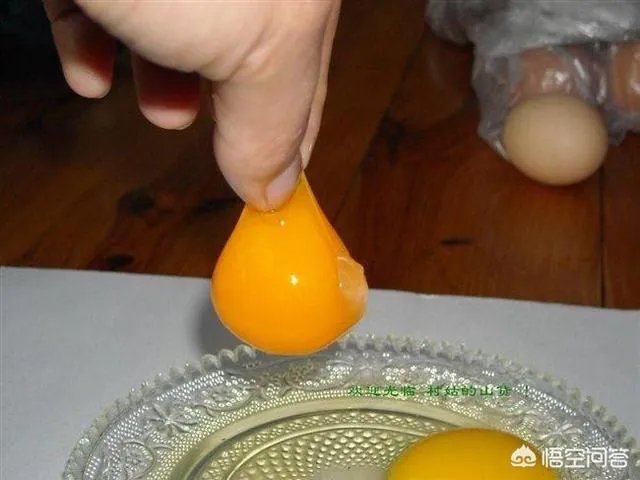 如何看待今年315晚会曝光出来的染色蛋冒充土鸡蛋，土鸡蛋和平常鸡蛋有何不同？