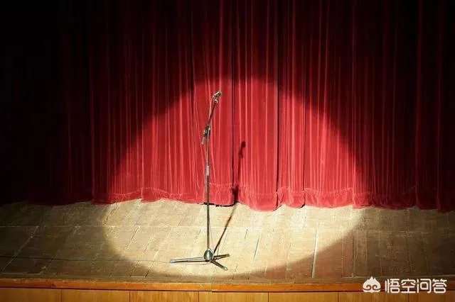 上联:戏演古今情，善恶忠奸收眼底，请对下联？