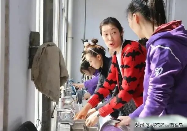 朱婷荣归故里，回河南老家排队吃食堂并主动刷碗，如何评价她的行为？