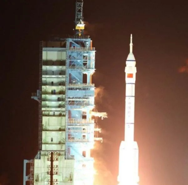 神舟八号的航天员是谁?