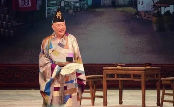 郭德纲二儿子身穿橙色连体裤，是不是也太接地气了？