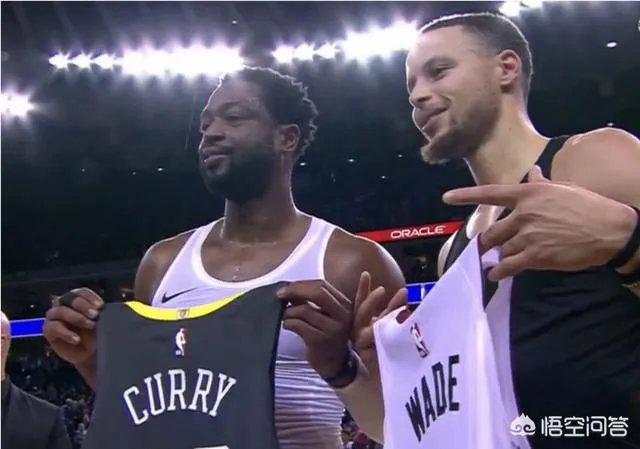 勇士主场险胜热火，赛后利文斯顿摸了韦德的头，是不是对韦德的不尊重呢？