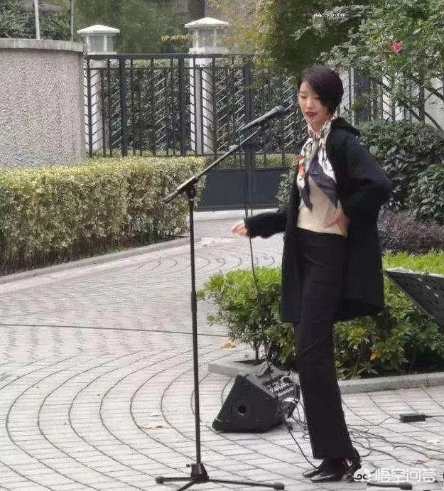 李亚鹏的新女友长得很像香港街头唱歌的小龙女，但是看介绍觉得应该不是，有知情的吗？