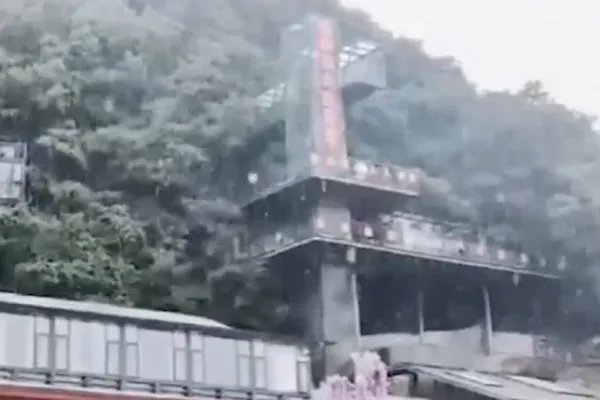 河南多景区飘起鹅毛大雪，今年天气为何如此反常？