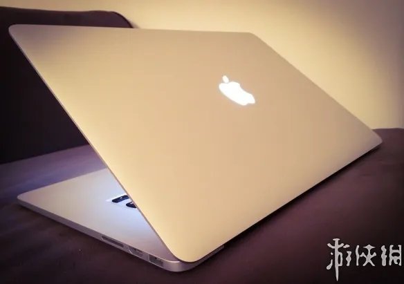 美一男子欲与MacBook结婚 史上最疯狂的苹果粉丝