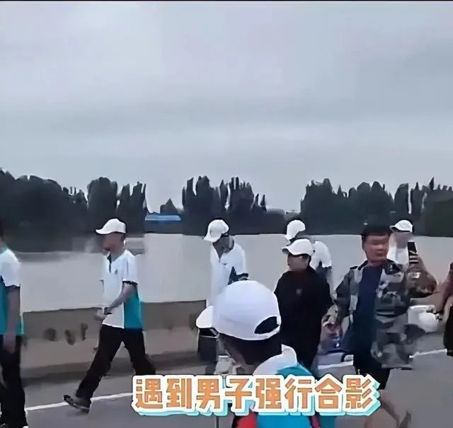 对于韩红去河南救灾,怒斥合影者“一边去”,大家有什么看法?