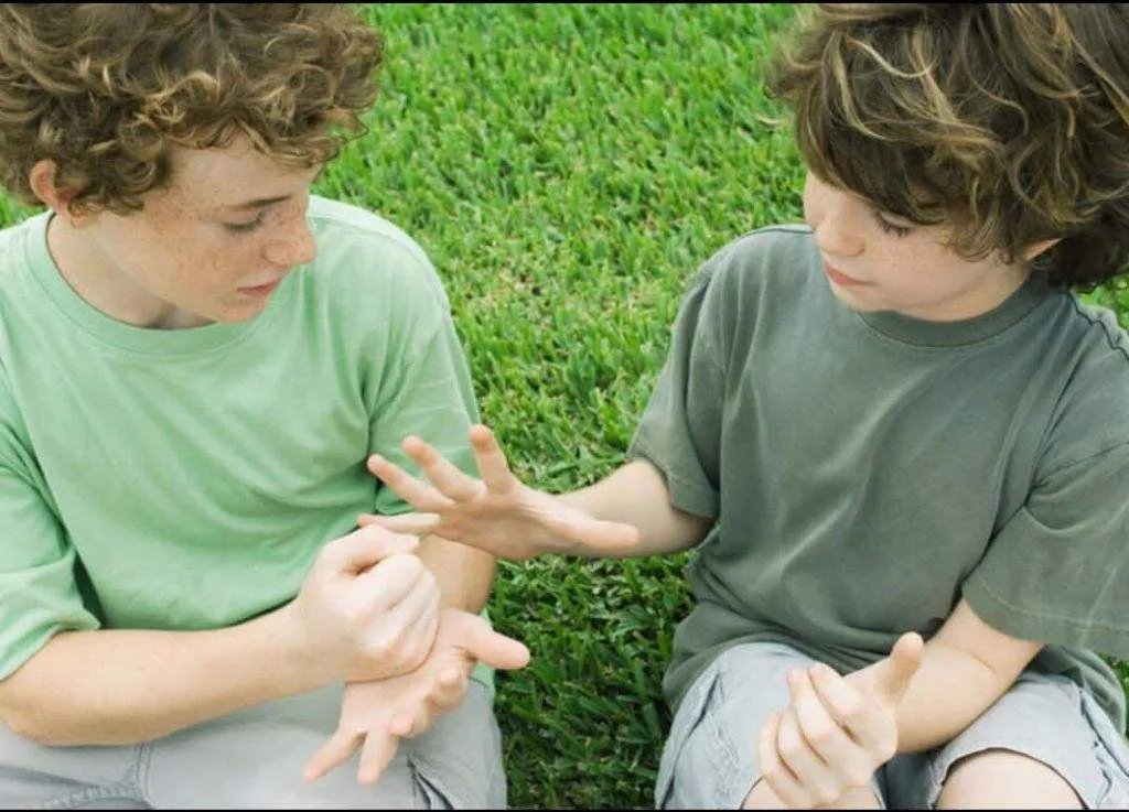 两男生吵架被罚牵手，此事件你发现了男生之间的什么情谊？