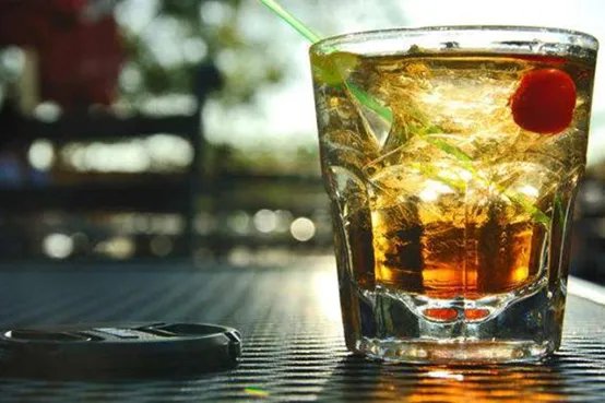 酒后踹坏电梯门属于什么行为