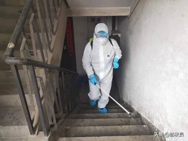 我现在在哈尔滨，疫情很严重，小区却一个多月没有消毒了，是不是应该举报？