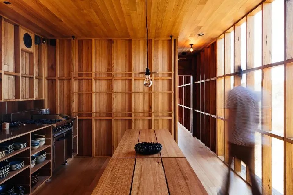 密林中的黑色小屋 —— Krakani Lumi 丛林驿站