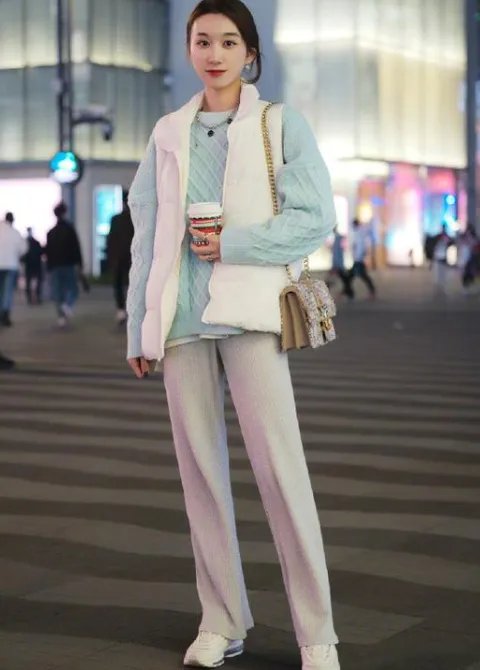 不流行穿大衣了，羽绒服+长裤才是冬天正确打开方式，你认为怎样呢？