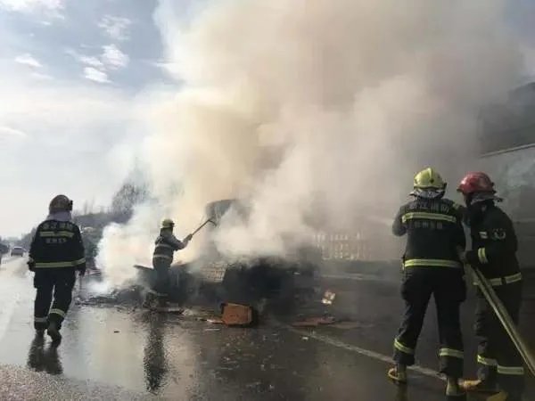金华货车高速起火过路司机狂奔数米灭火，发现货车起火该如何救援？