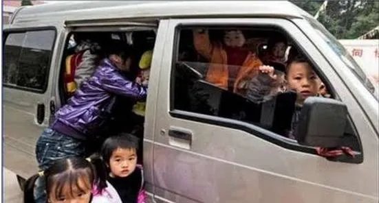 中国校车冲破墙面~完好无损~孩子的福音~中国的希望！