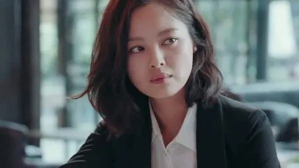 辛芷蕾奇怪的嘴巴引起广大争议，是天生的形状还是整容失败？