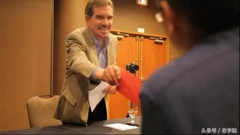 老外求职回复走红,面试中如何才能不“怂”？