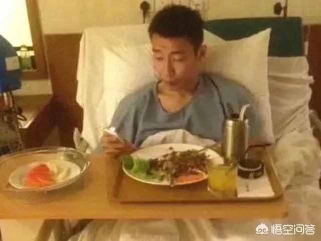 林李大战谢幕!李宗伟含泪退役，林丹发文:独自上场没人陪我了。如何评价两人关系？