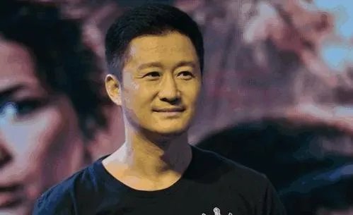 你如何看待张译和吴京用吸油纸的样子?