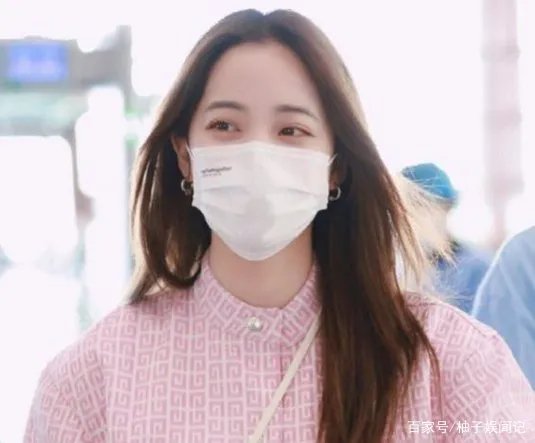 欧阳娜娜现身机场，本人又白又瘦，小腿像胳膊一样细，你喜欢她吗？