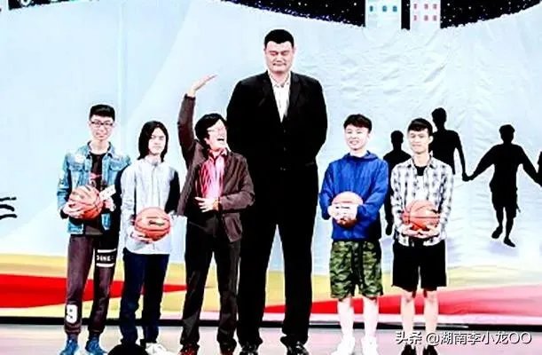 跟姚明合影，如何站位才能避免尴尬？