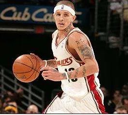 网传詹姆斯的前队友德隆蒂·韦斯特已经沦为了流浪汉，这是真的吗？