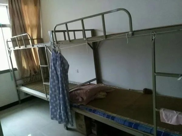大学新生开学，校园双层床存在哪些隐患？