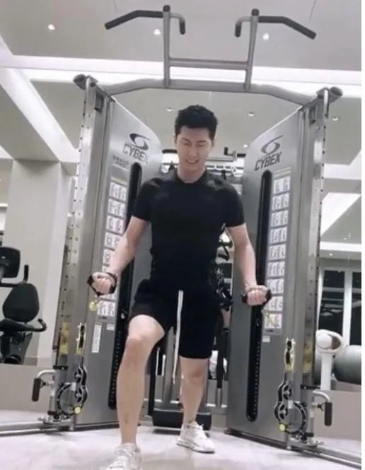 何超莲晒窦骁健身照，他们两个是否已经同居？