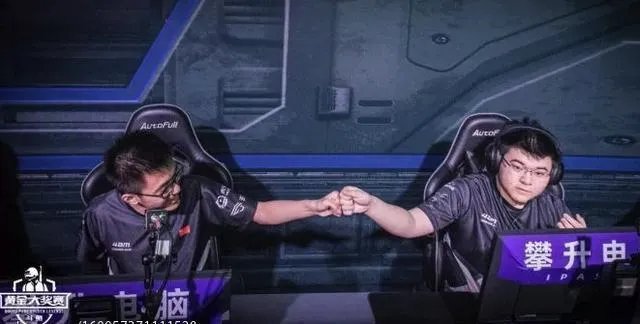 4AM晋级决赛，王欣比赛中退游戏引网友不满，王欣低头赛后请吃海底捞，你有何看法？