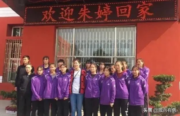 朱婷荣归故里，回河南老家排队吃食堂并主动刷碗，如何评价她的行为？