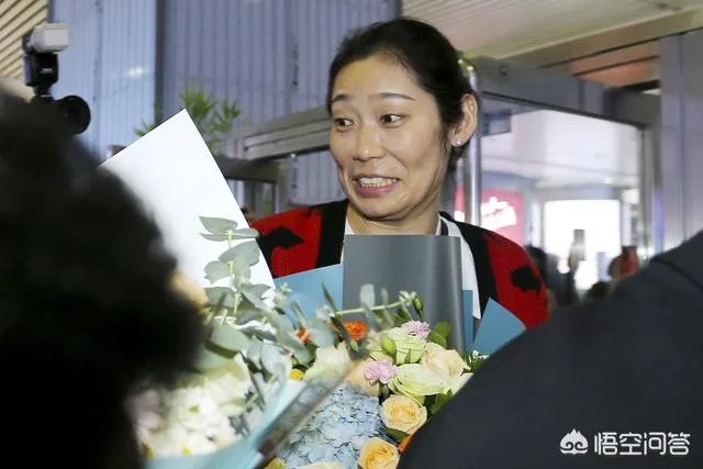 朱婷荣归故里，回河南老家排队吃食堂并主动刷碗，如何评价她的行为？